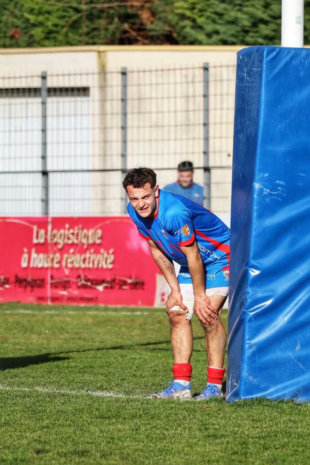 Joueur du RCC Châteaurenard en position défensive près des poteaux